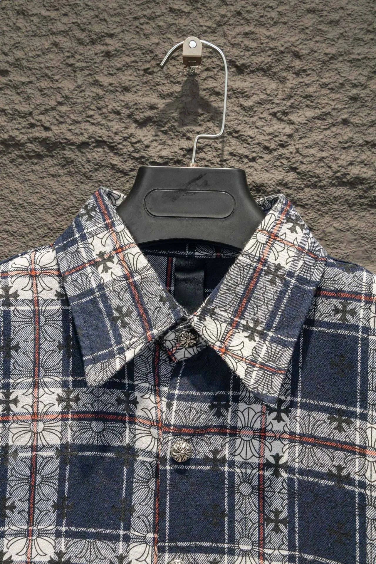 P260 ChromeHearts Chrome Hearts printed cuffs and leather plaid shirt. Customized jacquard fabric, you can wear it in various styles. This genderless shirt is a must-have for nightclubs. It can be worn as a jacket for both men and women. It can be easily worn by both men and women!  The plaid shirt that I have been thinking about has arranged for you to check in with plaid fans! The original loose fit is made of high-quality pure cotton fabrics. The fabric pattern is high-definition and delicate without burrs. It is comfortable and breathable to wear. All the buttons are molded and customized. It is casual and fashionable and can be matched with any bottoms. It can be windproof and sunproof in spring and summer. It can be worn inside or outside in autumn and winter! Easily concave shape makes you look slimmer and taller, perfect for both men and women! Customized main label, accessories, fully washable, whole body wiring, quality control, no heads!  Luxurious dark high street, Hollywood luxury goods, 25SS latest couples leather cross short-sleeved T-shirts, all reflect their own unique style! Made of thick black cotton, goatskin appliqués, hand-sewn custom metal hardware, and silicone varnish printing, multiple materials collide to create a unique texture. It also incorporates ChromeHearts medieval-style Sanskrit fonts and classic horseshoes, creating a unique and charming dark texture under the graceful arcs and all-black shadows, full of artistic sense!  Color: Black Blue Black Size: S M L XL